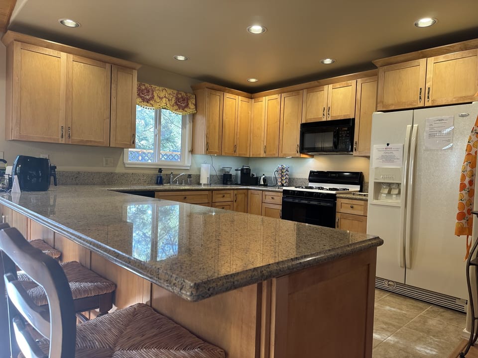 Kitchen - Counter and stools