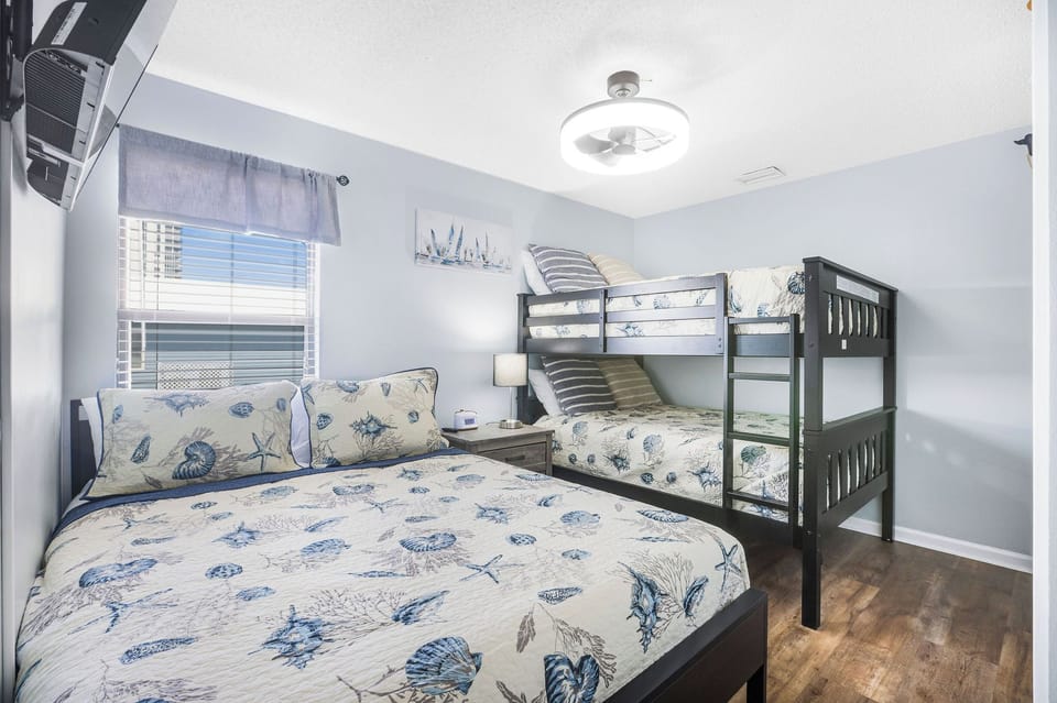 Kids laugh, cousins bond—this queen + bunk room is made for family memories.