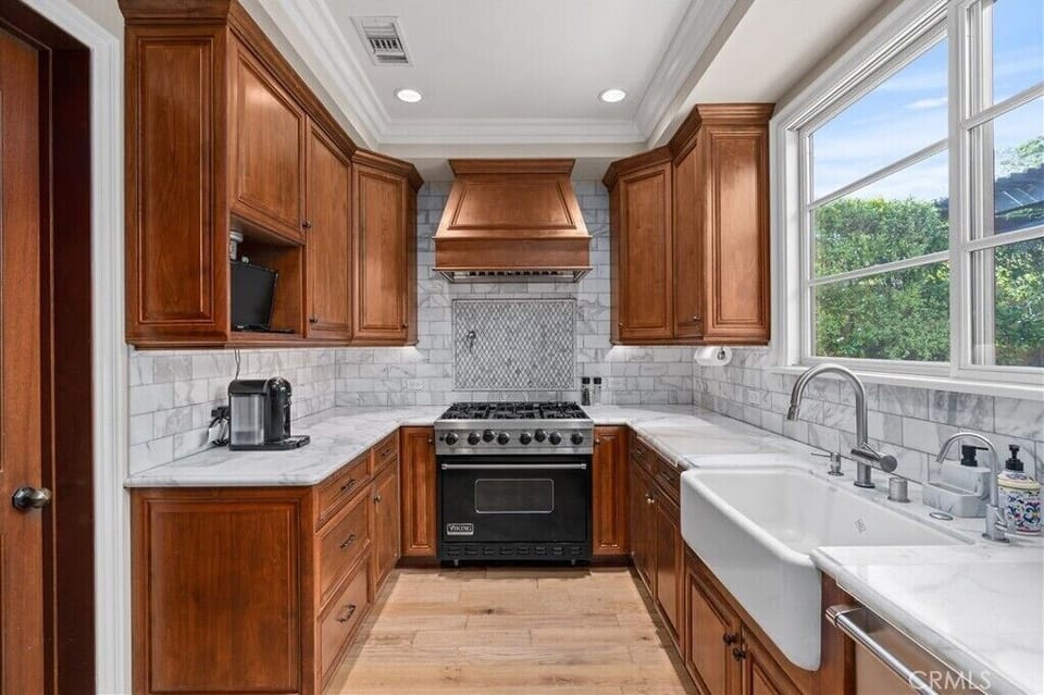 Fully equipped kitchen with viking appliances