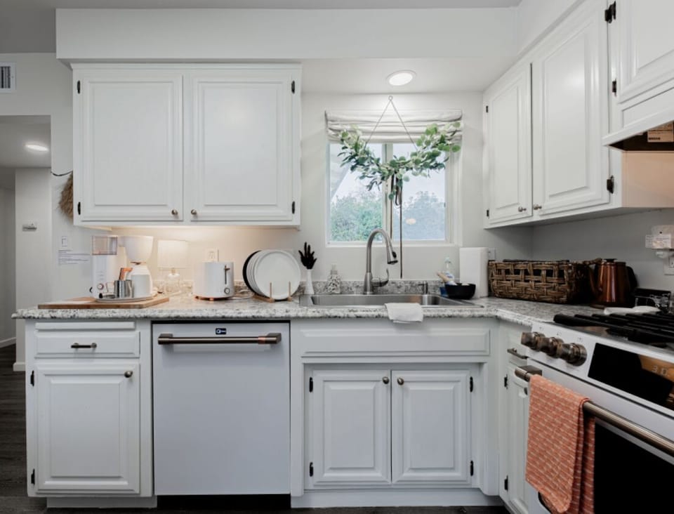 Fulling furnished kitchen