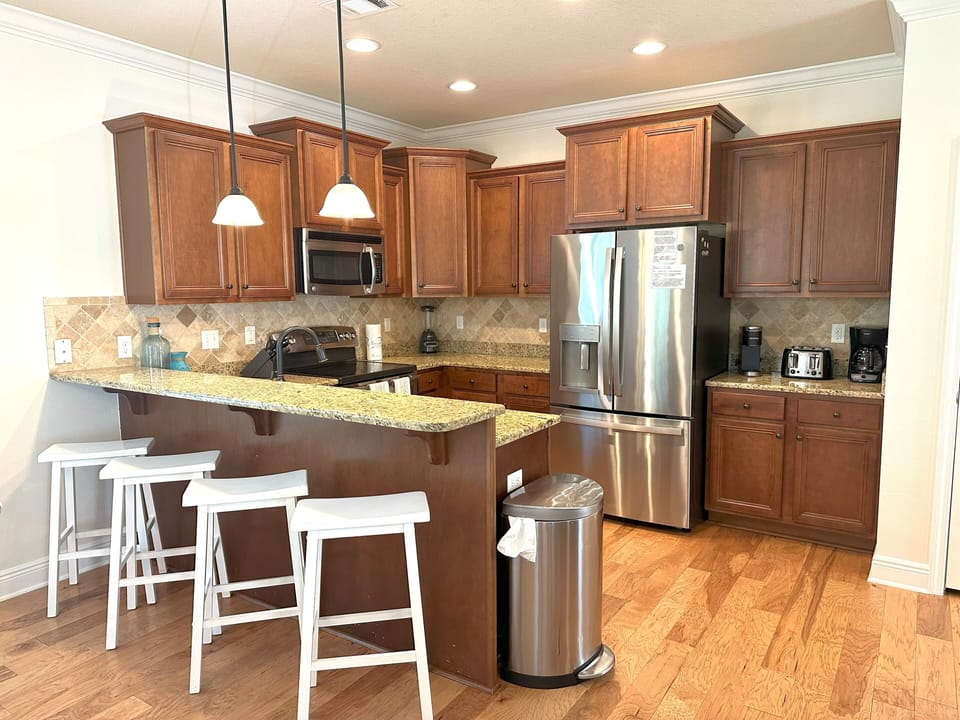 Kitchen and Breakfast Bar