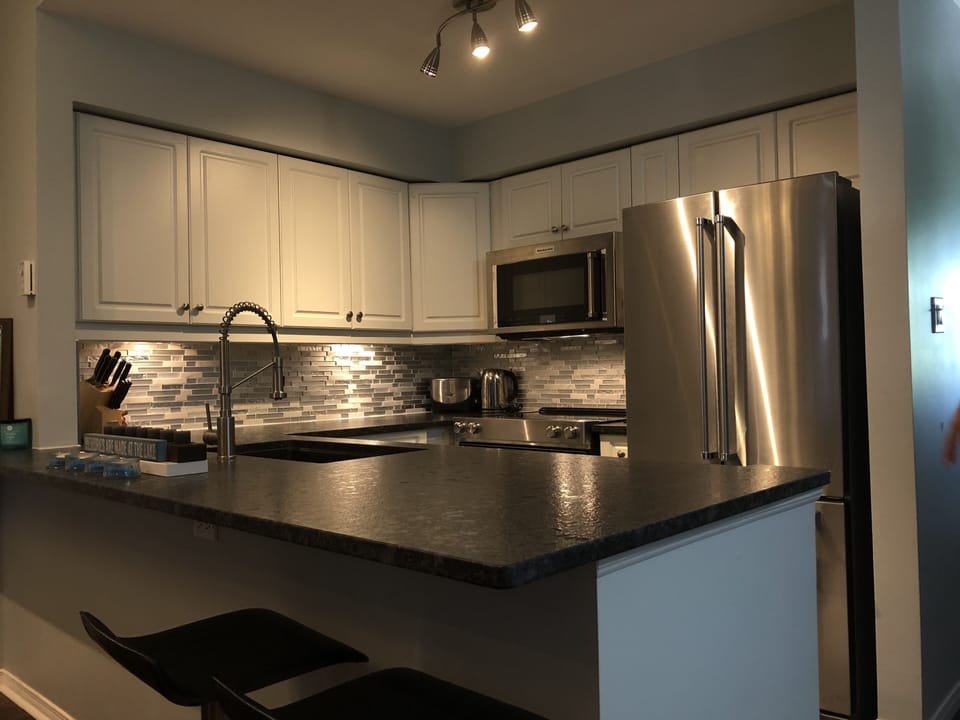 Fully equipped Kitchen with new KitchenAid appliances and granite countertop