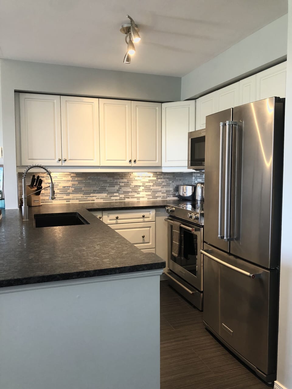 Fully equipped Kitchen with new KitchenAid appliances and granite countertop