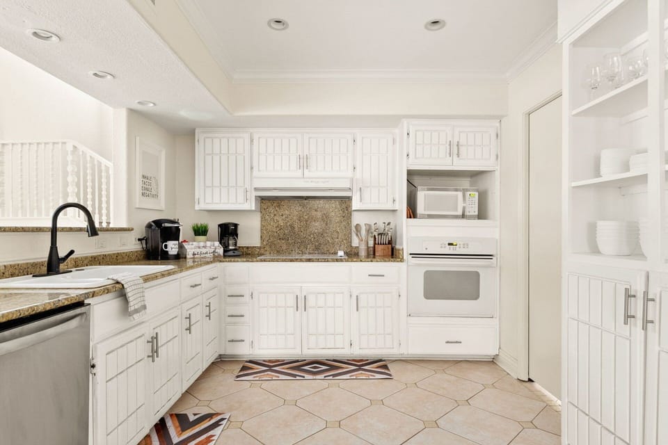 An electric oven, stove top, microwave, and dishwasher makes it a breeze to cook for a crowd.