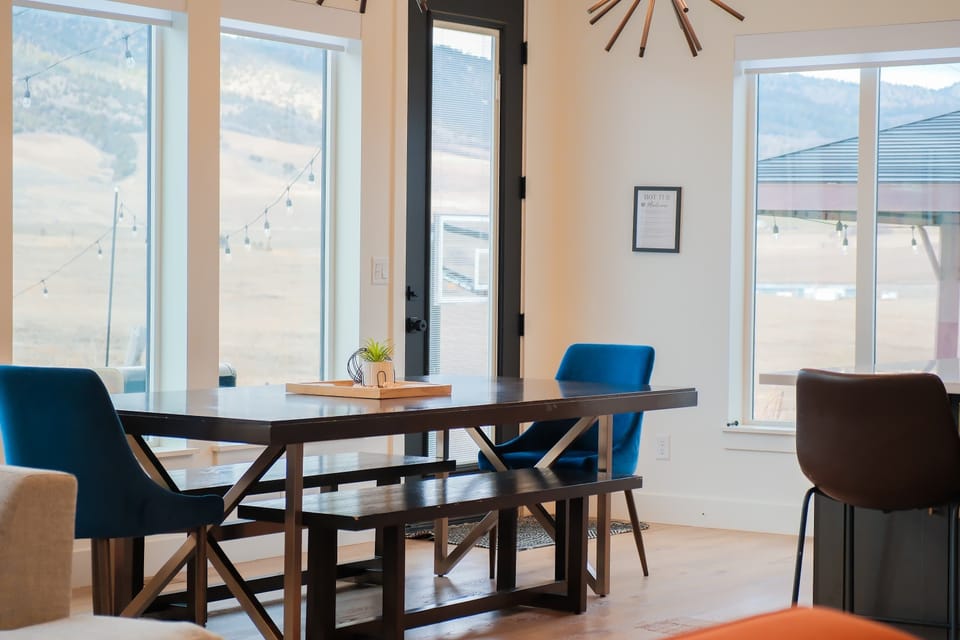 Large dining area with amazing views! 