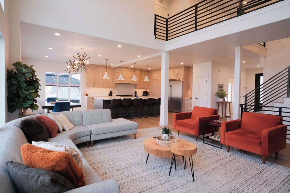 Seamless living: open kitchen and family room with ample space!