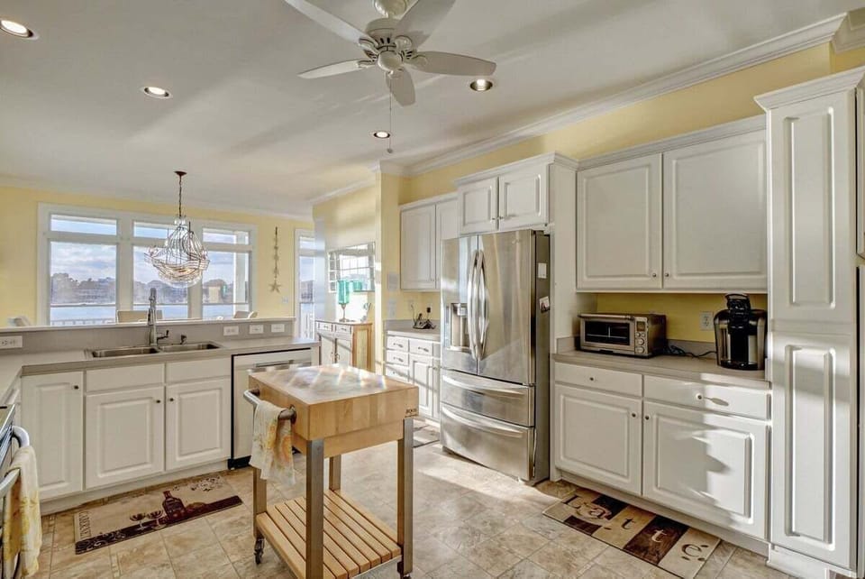 Fully equipped kitchen with everything you need for hosting families or larger groups