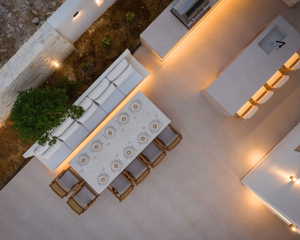 Outdoor settings, ideal for relaxed al fresco dining. 