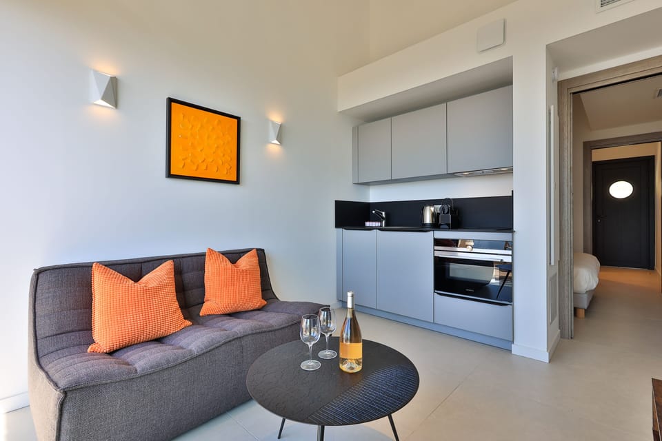 Living room and equipped kitchen. 
Non-contractual photo