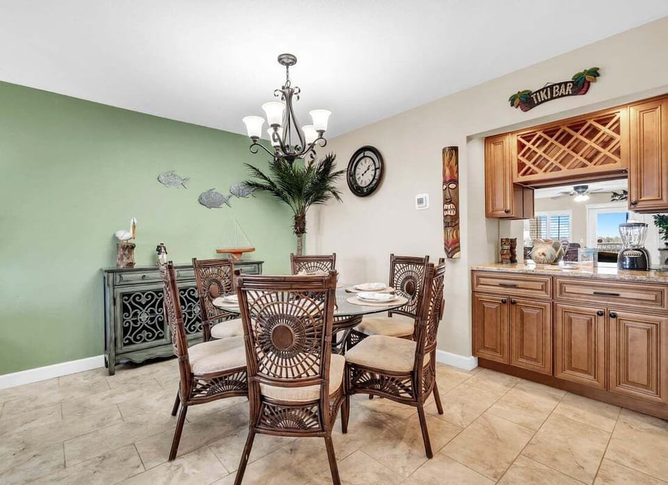Dining Area with Seating for 6