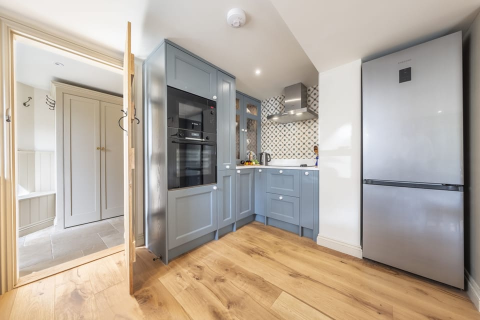 Ground floor: From the kitchen to the entrance hall