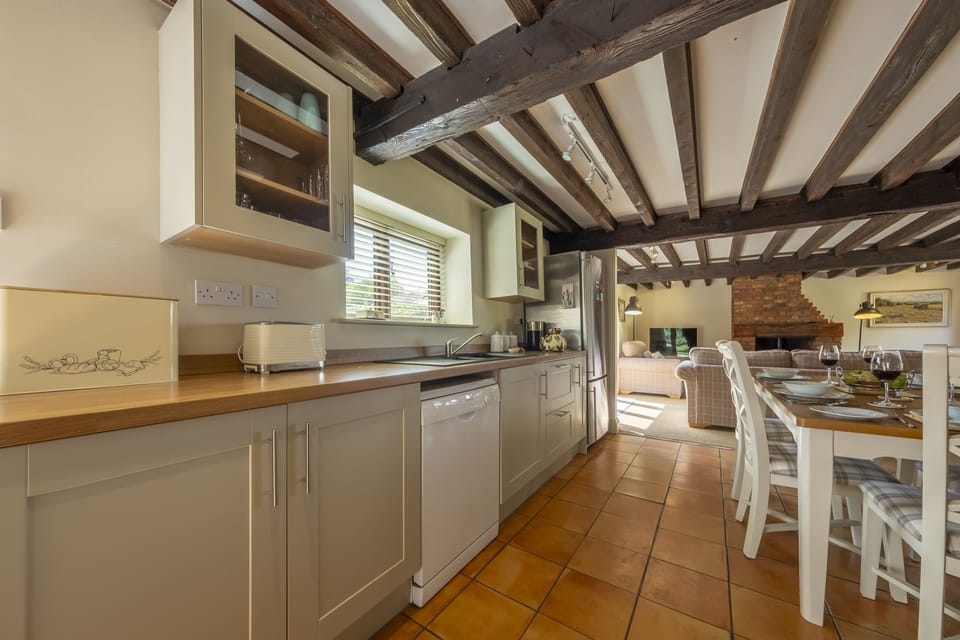 Ground floor: Plenty of space to cook, host and relax!