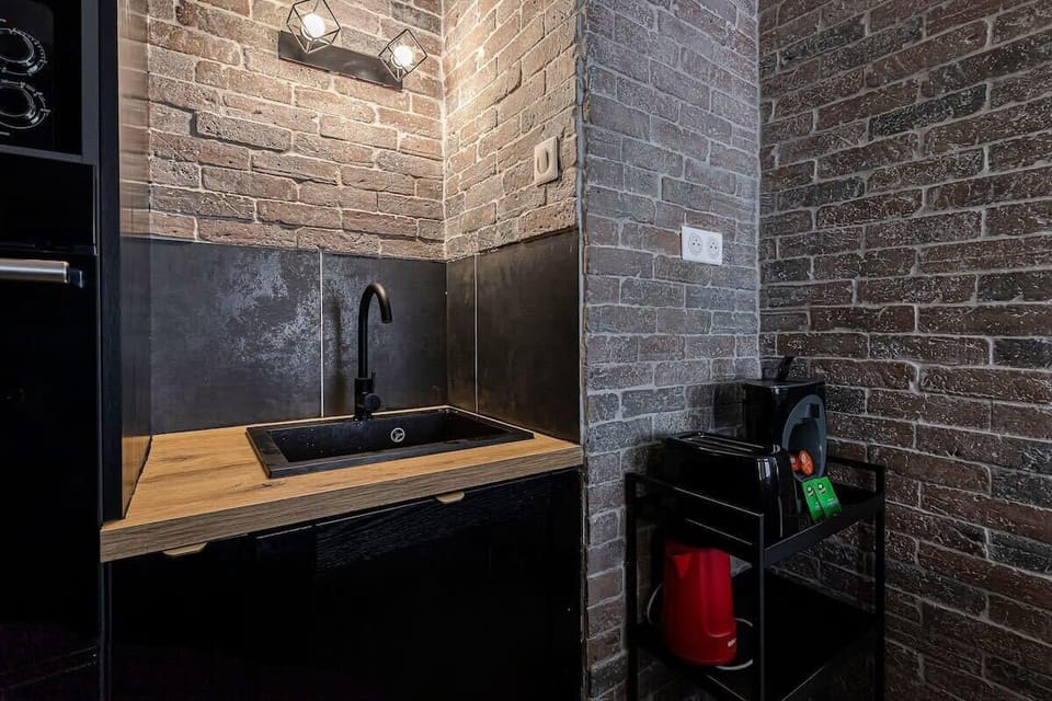Cuisine entièrement équipée d'une plaque de cuisson 4 feux, d'un frigo, d'un...