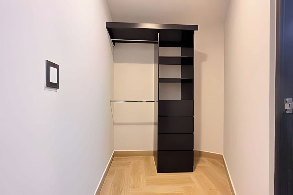 Amplio closet: Espacio generoso para organizar y guardar tus pertenencias con facilidad, asegurando que todo esté ordenado y al alcance de la mano.