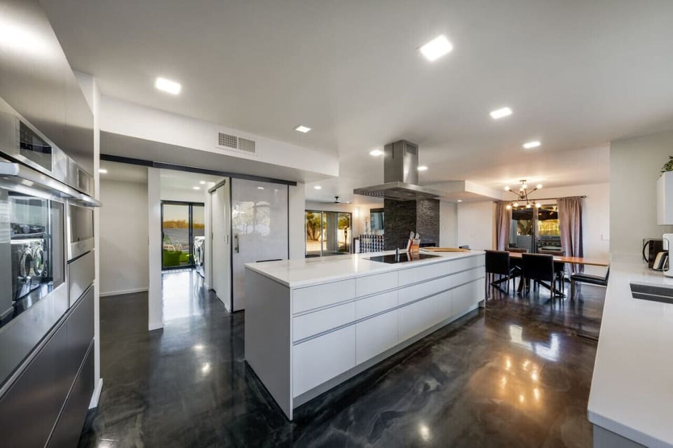 Stunning, fully-equipped chef`s kitchen