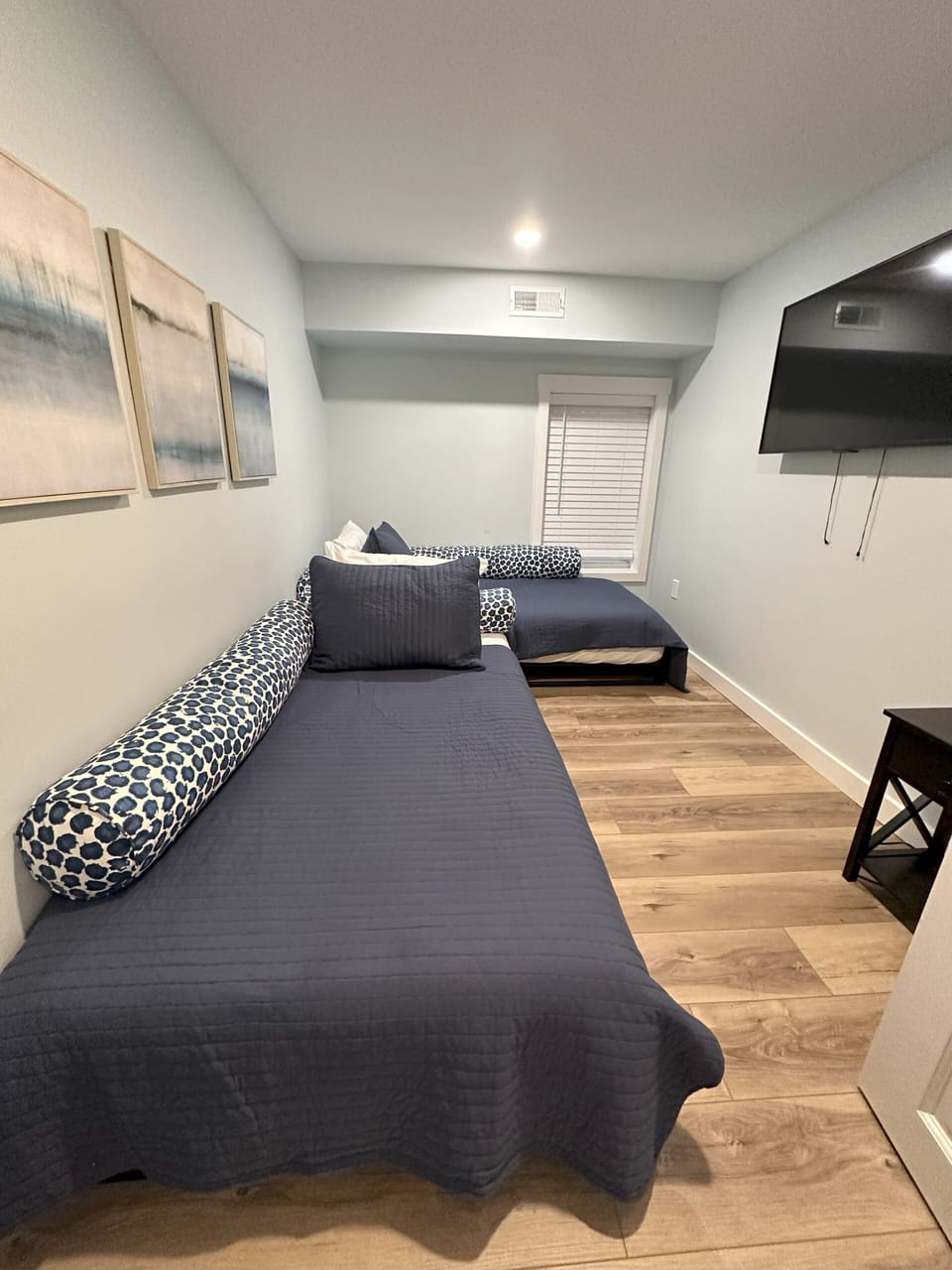 2 twin beds and smart tv