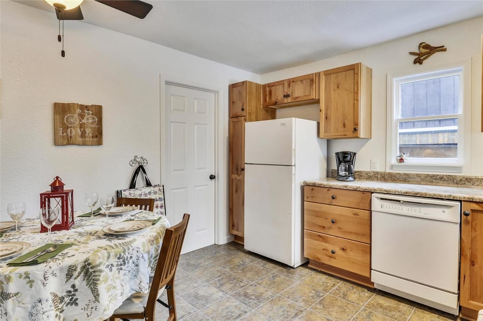 View Living area to Kitchen