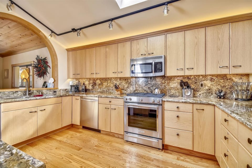 Light newly remodeled kitchen