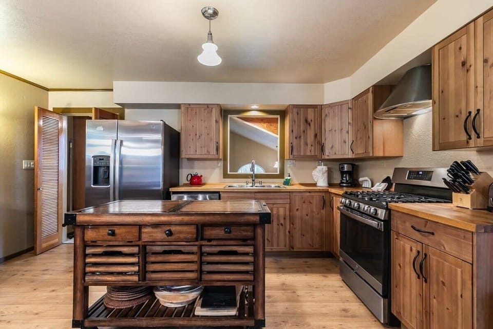 Prepare meals with your group in the spacious kitchen, outfitted with stainless steel appliances, a kitchen island, and a kitchen bar with seating for 4.