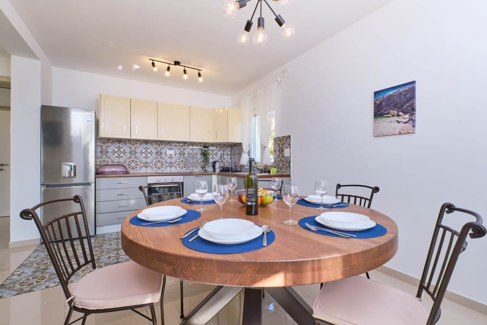 MEACres Sea dining area