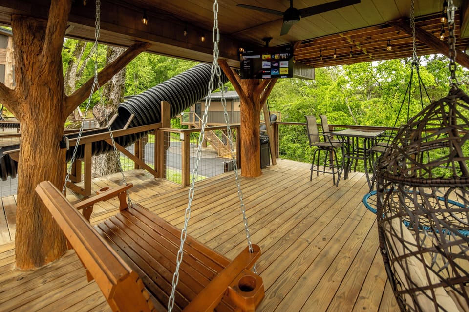 LOWER DECK - GOOD OLE ROCKY TOP TREE FORT TREEHOUSE - NOT YOUR ORDINARY STAY - SKIP THE USUAL CABIN OR HOTEL IN THE SMOKIES AND HAVE A TREEHOUSE "EXPERIENCE!"