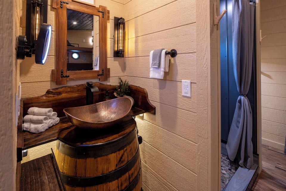 CUSTOM JACK DANIEL'S WHISKEY BARREL SINK - MAKE UP MIRROR - HAIR DRYER - TOILETRIES AND LUXURY LINENS ARE PROVIDED
