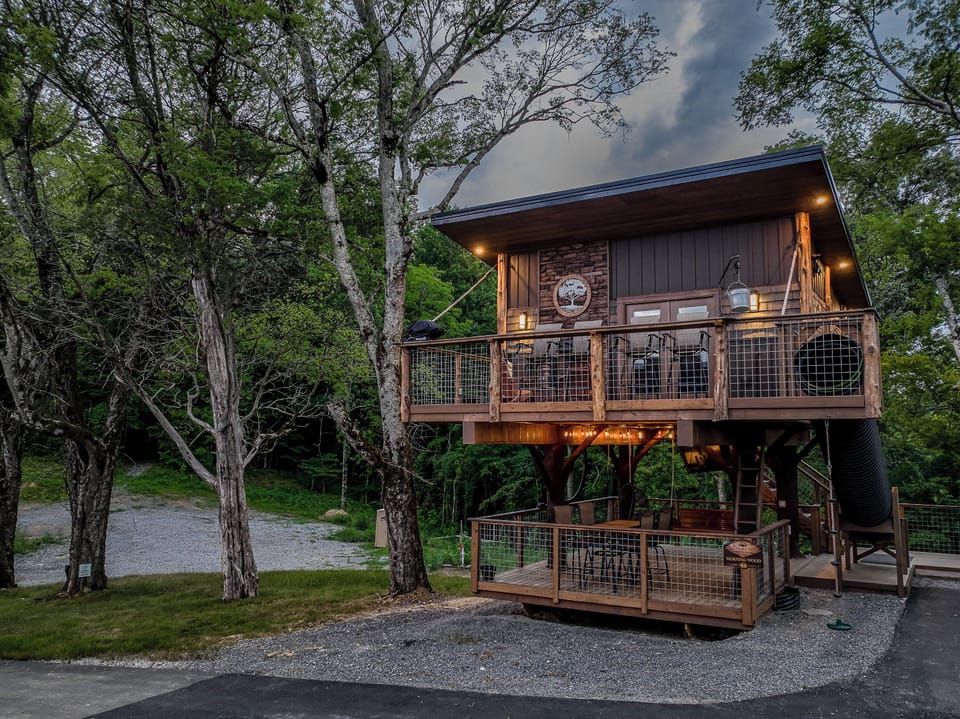 MORNING WOOD TREEHOUSE - SLEEPS 6 - WOODED VIEW - SANCTUARY TREEHOUSE RESORT IN THE SMOKY MOUNTAINS
