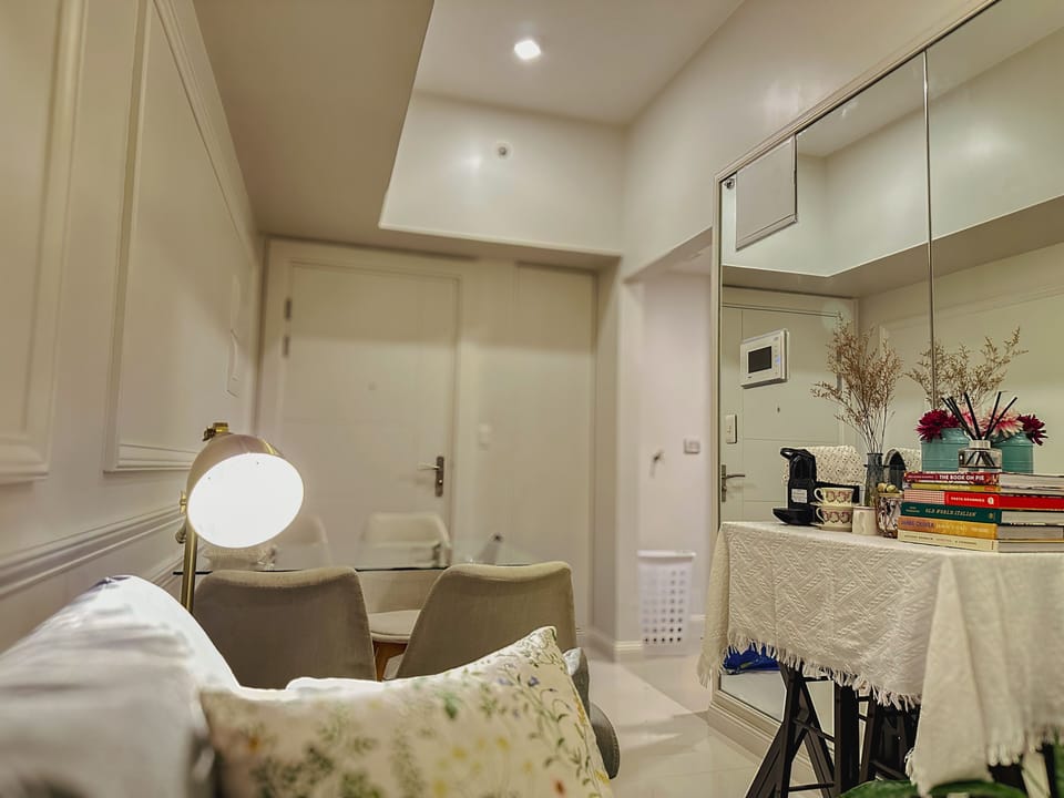Cozy and Stylish 1BR Suite in Uptown BGC Apartment in Taguig