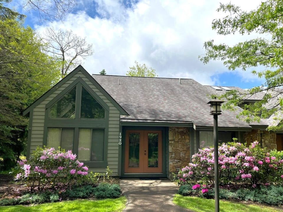 Welcome to Deckside Tranquility, your Laurel Highlands mountain retreat!