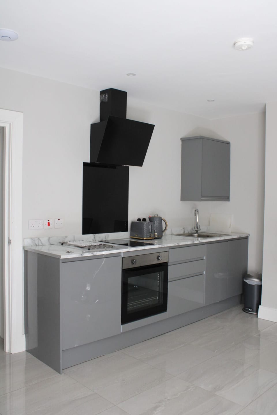 Kitchen diner - includes fridge, oven and kitchenware