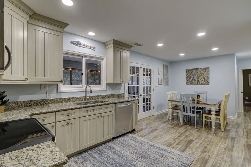 Kitchen and breakfast table