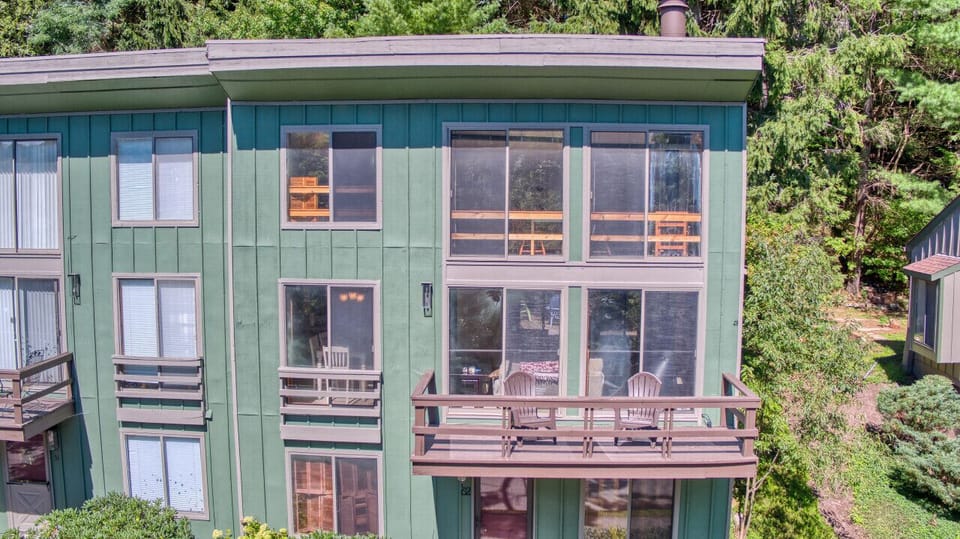Several large windows brings in a ton of natural light & fresh mountain air!