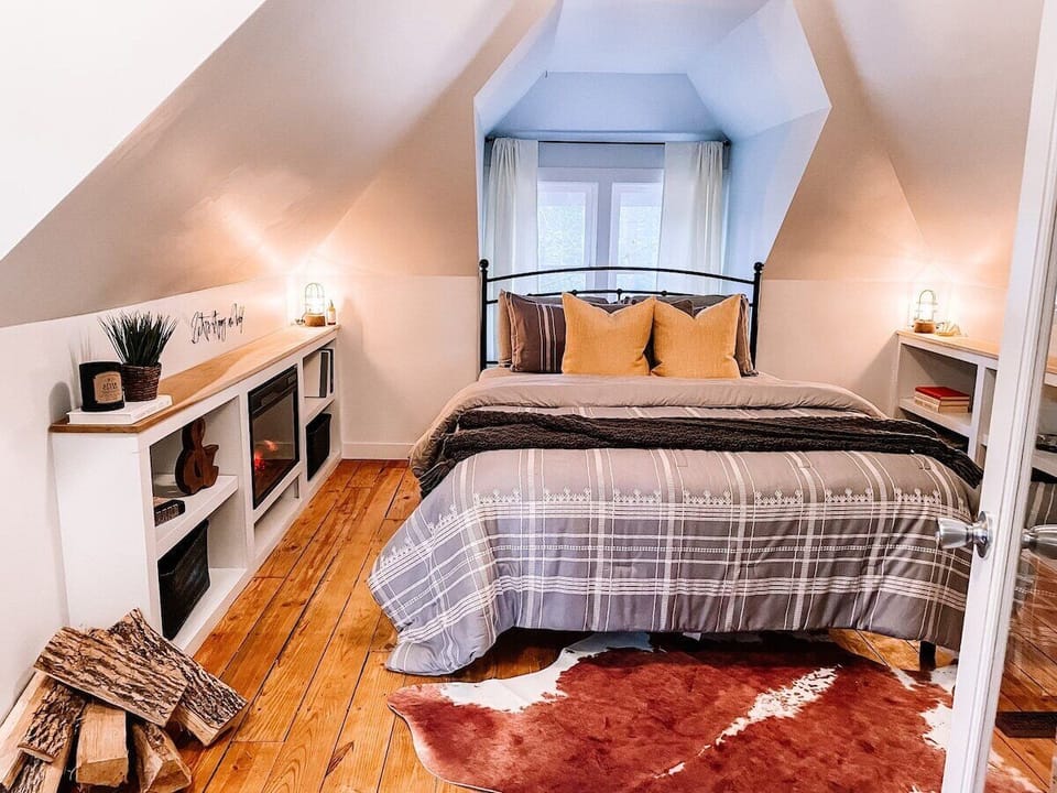 Bedroom 1 - Queen Bed