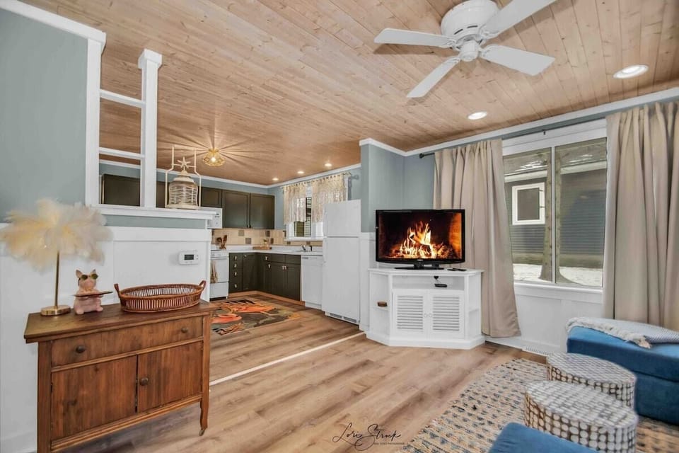 The view when you first walk into the cottage. Our cottage has an open concept. It’s bright and inviting and perfect to relax and keep and eye on little ones ☺️