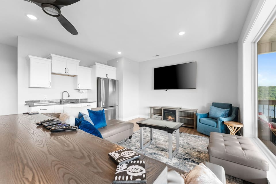 Play all day—arcades, games, a big-screen TV, and lake views make this game room a hit!