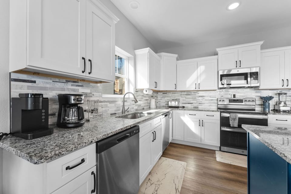 Morning coffee? Dinner for a crowd? This kitchen's got you covered with everything you need!