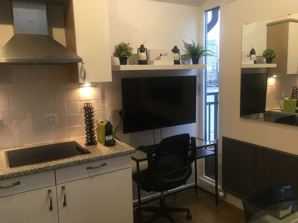 Dedicated working area with UHD Monitor.