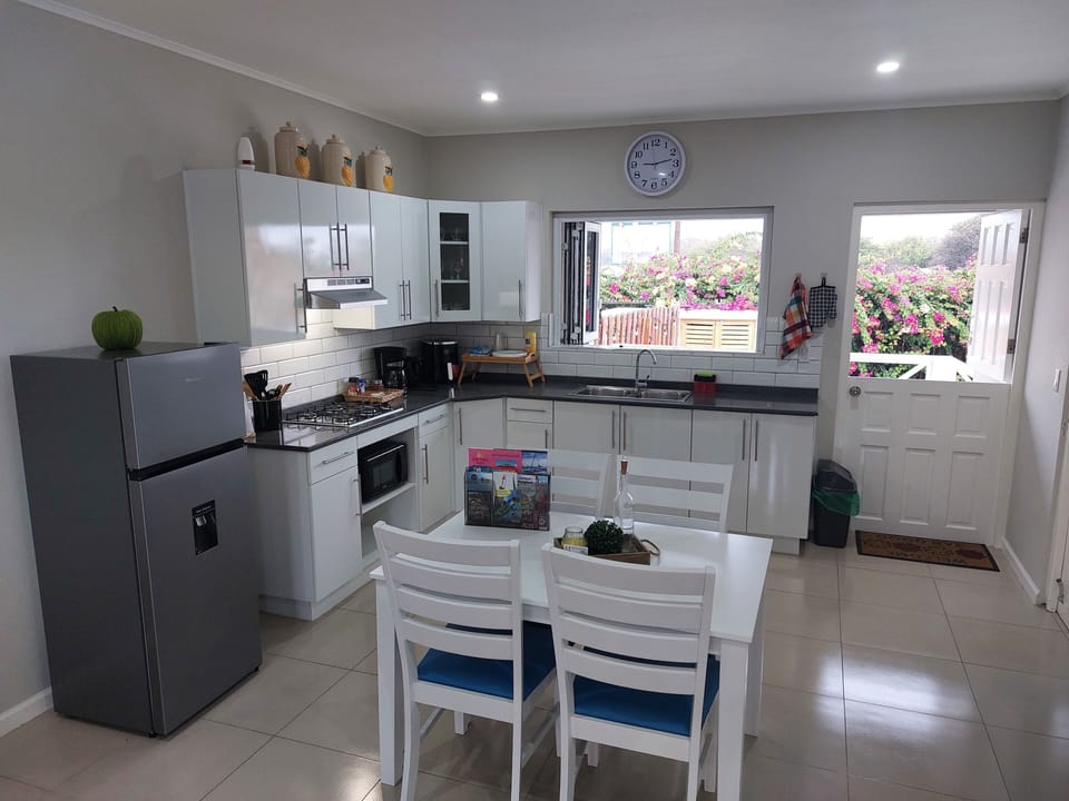 Kitchen & dining area.