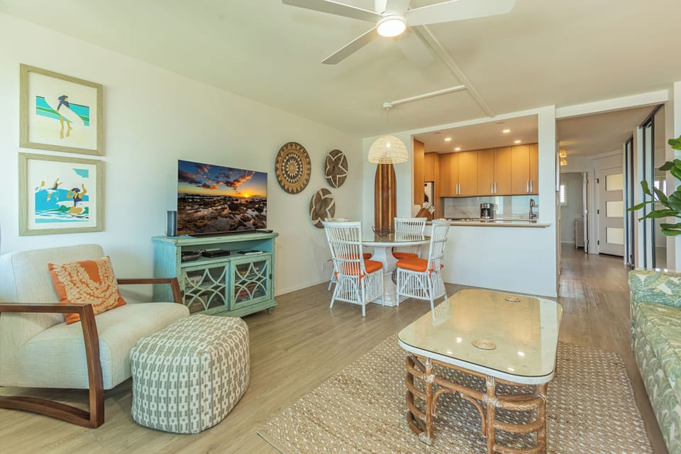 Living room, a smart tv, dinner table for 4