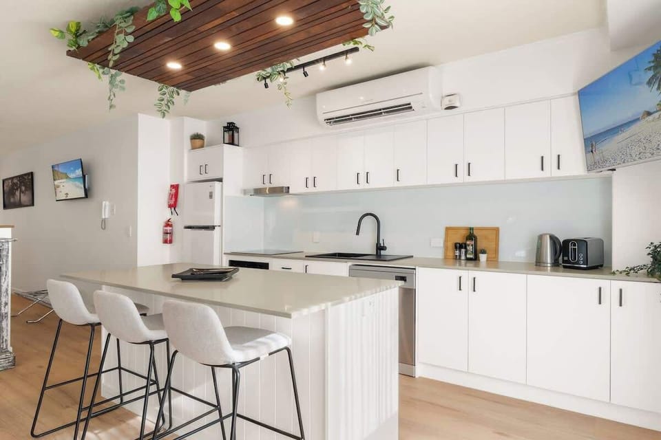 Modern full kitchen with everything you'll need...