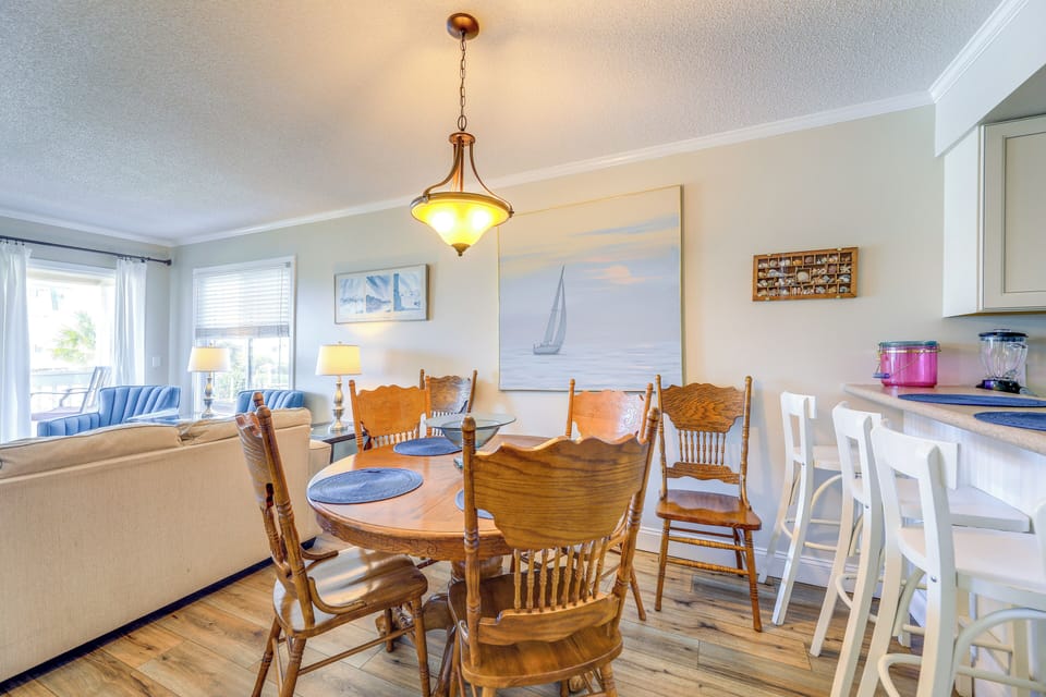 Dining Area | Dishware & Flatware Provided