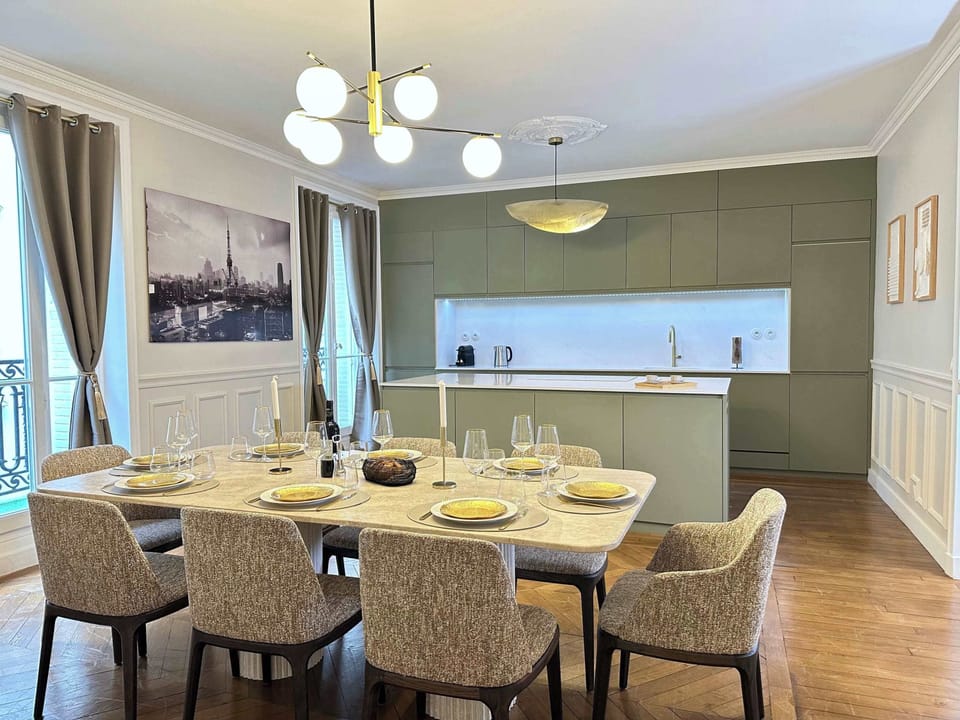 Dining table for 8 in this superb open-plan kitchen