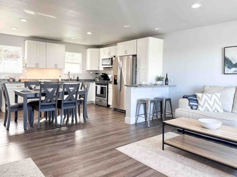 Kitchen | Dining Area