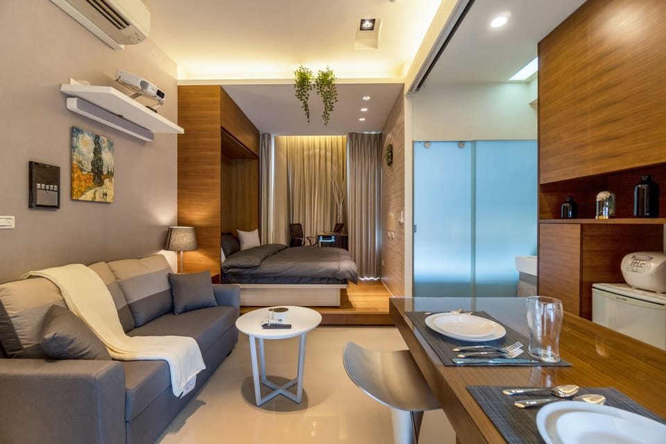 Living Area: 
• Projector & Screen
• Cinema Experience 
• Open Space w/ Kitchen