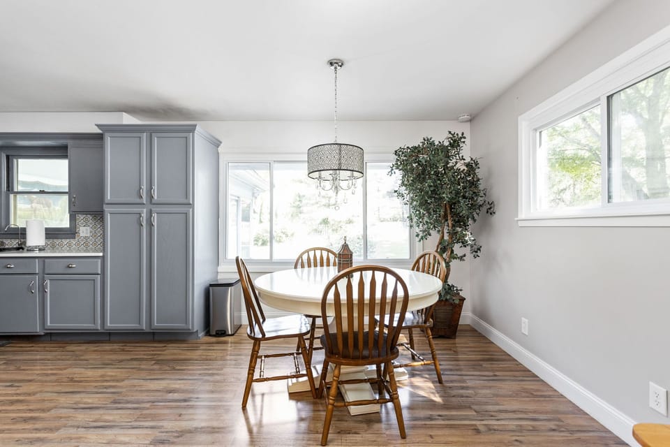 -Table that comfortably accommodates six people