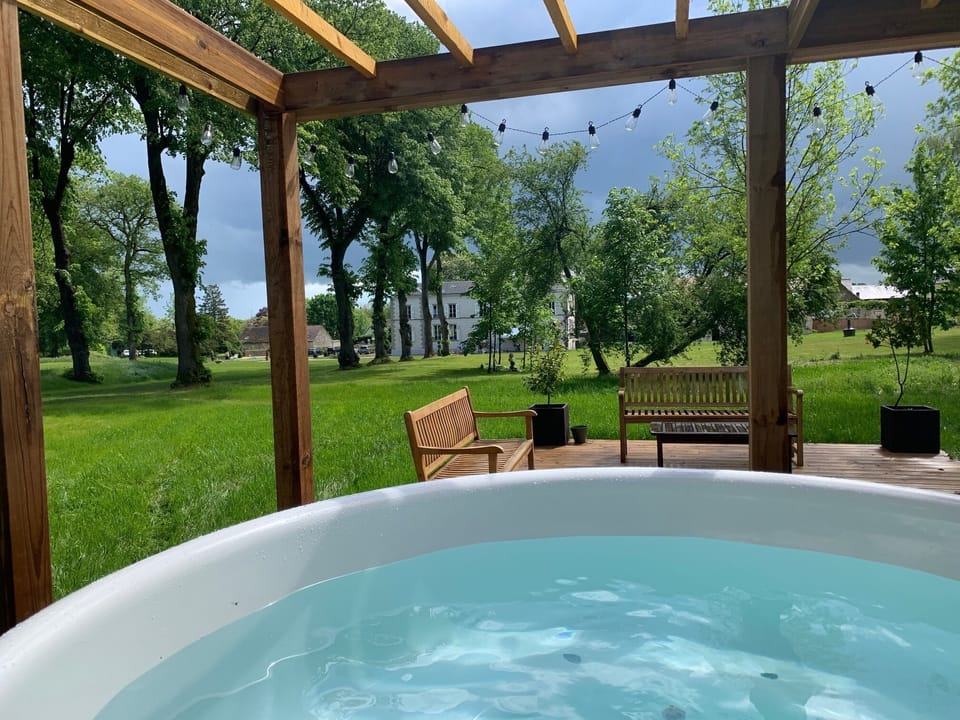 Outdoor spa tub