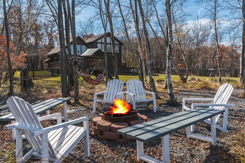 ★☆Fire Pit☆★ It wouldn’t be a Poconos weekend without a good lakeside fire pit!