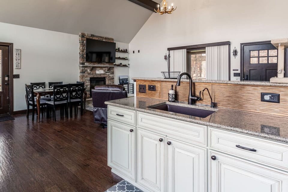 ★☆Kitchen☆★ Whether it is that special group meal, breakfast or just that morning cup of coffee, our kitchen has you covered!