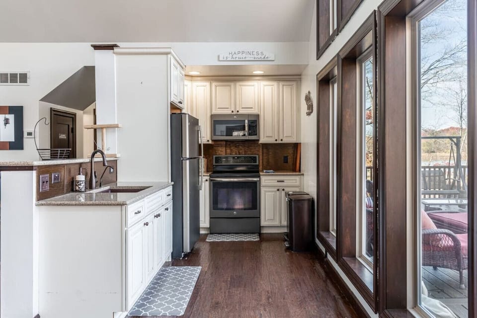 ★☆Kitchen☆★ What is better than a kitchen with a lake view!?