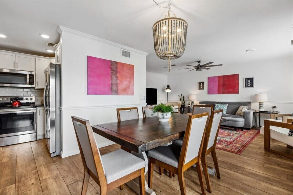 Seating for Six at Dining Table